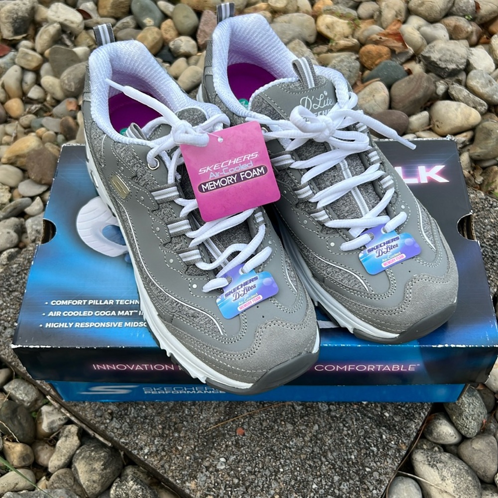 NEW! Skechers D’lites